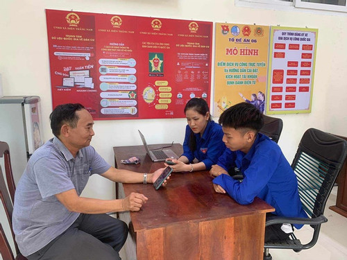 Tuổi trẻ Điện Bàn hỗ trợ người dân thực hiện dịch vụ công trực tuyến