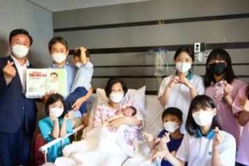 Bà mẹ U50 Hàn Quốc gây sốt khi hạ sinh con thứ 9, được thị trưởng đến chúc mừng