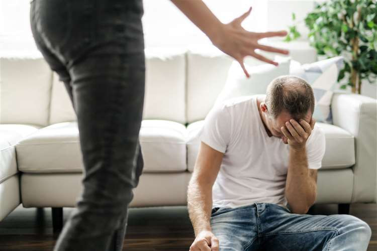 Bị buộc tội bạo lực gia đình vì ép chồng làm