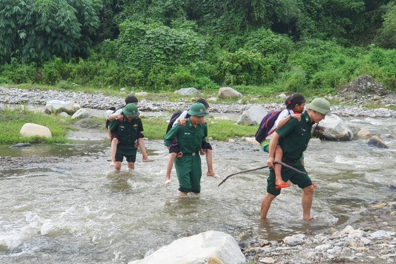 Bộ đội biên phòng Bản Lầu dạy bơi cho trẻ em