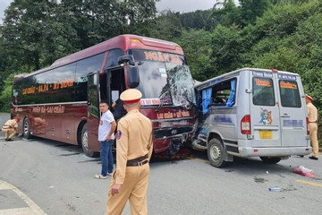 Hai xe khách va chạm ở Lào Cai, 13 người bị thương