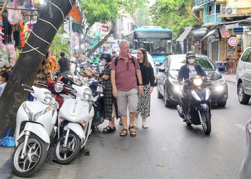 Hanoi's roadway and sidewalk leasing plan needs careful consideration