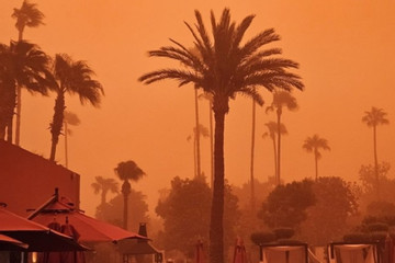 Hình ảnh bão cát ‘nhuộm đỏ’ bầu trời thành phố Morocco