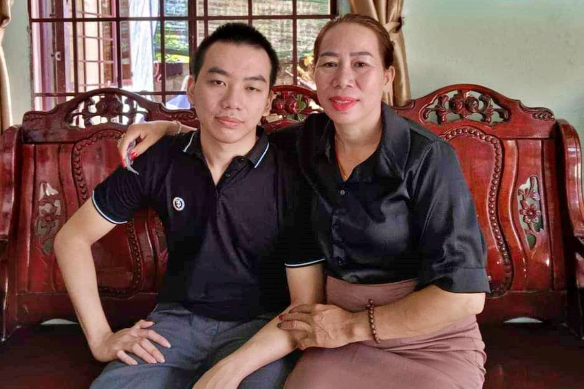 Man with cerebral palsy graduates from university, expects to teach history