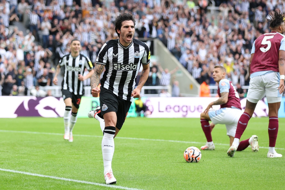 Newcastle đè bẹp Aston Villa 5-1