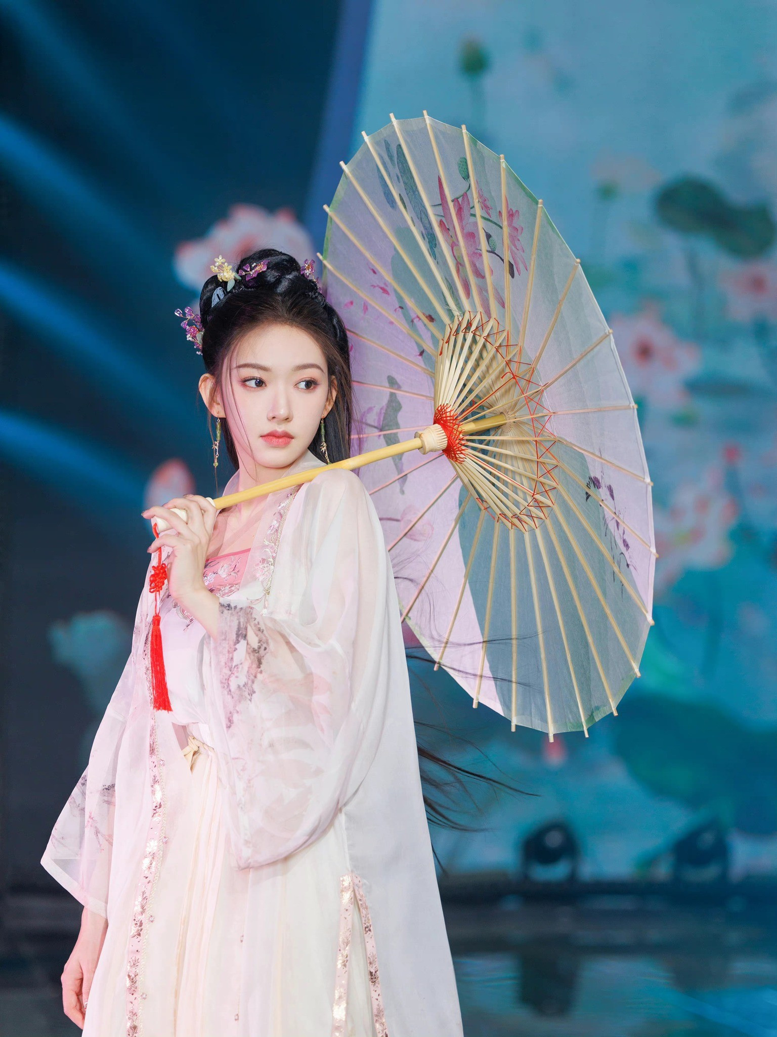 Nhan sắc nữ diễn viên 25 tuổi bị đưa tin là nhân tình của Lương Triều Vỹ ảnh 15