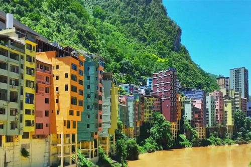 Thị trấn hẹp nhất thế giới, thu hút bởi địa thế độc đáo, sắc màu rực rỡ