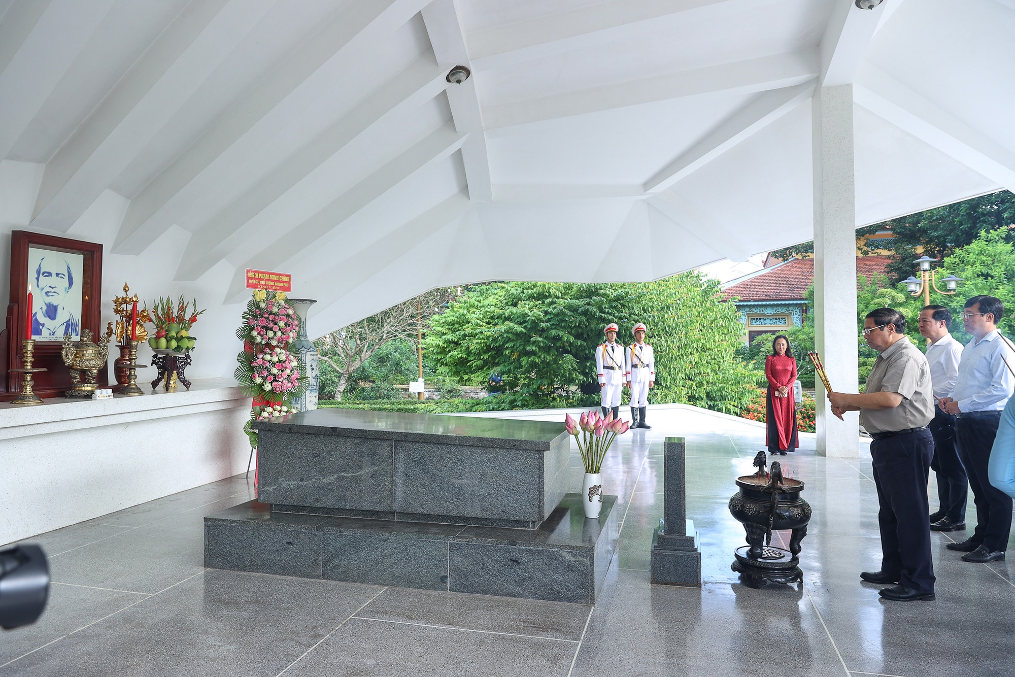 Thủ tướng dâng hương, viếng mộ Cụ Phó bảng Nguyễn Sinh Sắc - Ảnh 1.