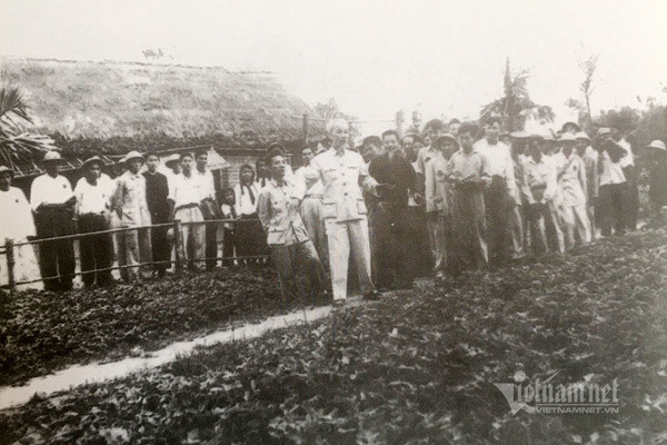 Bác Hồ bùi ngùi bên rương gỗ ông bà ngoại cho mẹ ngày lấy chồng