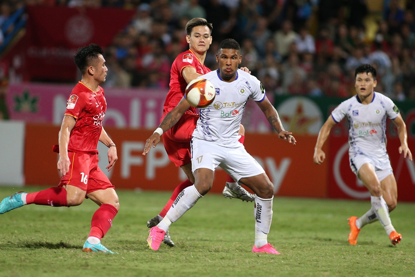 Tuyển Việt Nam: V-League gay cấn, ông HLV Troussier vẫn trăn trở