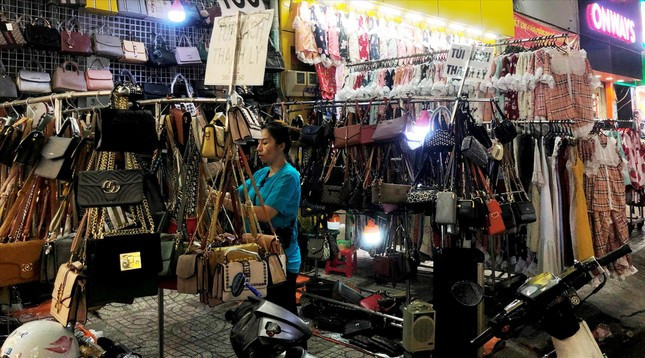 Bán 'hàng hiệu' ở... vỉa hè ảnh 1