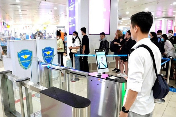 Bộ Công an dùng thiết bị mới, chỉ 2-3 giây làm thủ tục lên máy bay bằng VNeID