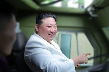 Chủ tịch Kim Jong Un kiểm tra xe bọc thép, yêu cầu tăng cường sản xuất tên lửa