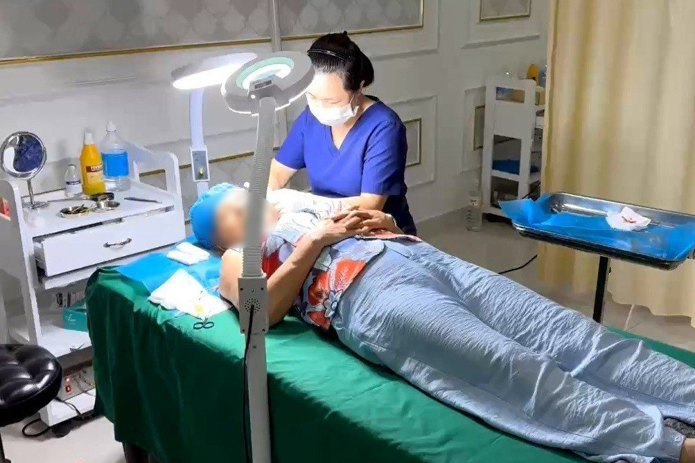 Cơ sở thẩm mỹ để nhân viên lao công phẫu thuật cho khách