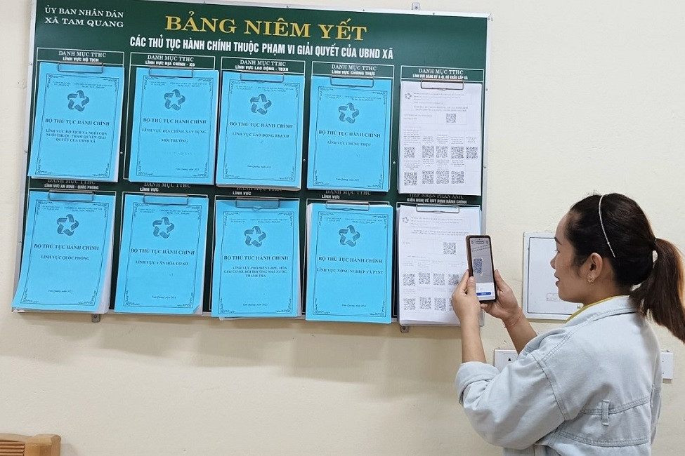 Dân xã miền núi Nghệ An phấn khởi khi giải quyết thủ tục qua mã QR-Code