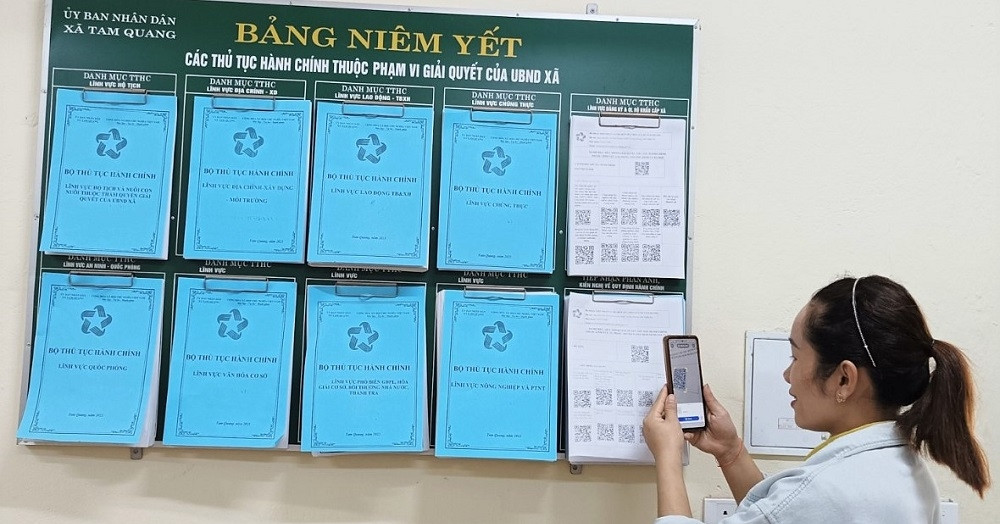 Dân xã miền núi Nghệ An phấn khởi khi giải quyết thủ tục qua mã QR-Code
