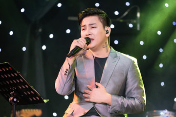 Hoài Lâm hát tác phẩm của Hoài Linh trong liveshow ở Hà Nội