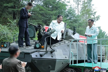 Ông Kim Jong Un đi thị sát các nhà máy sản xuất vũ khí, lái thử xe bọc thép
