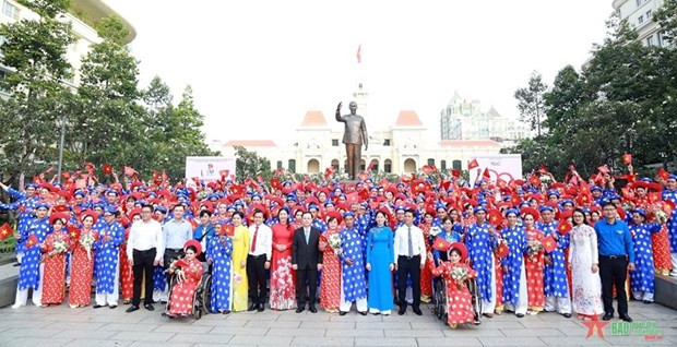 150 couples to set Vietnam mass wedding record hinh anh 1
