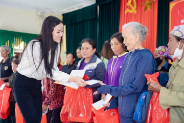 Á hậu Đào Thị Hiền tham gia từ thiện ở quê hương Nghệ An