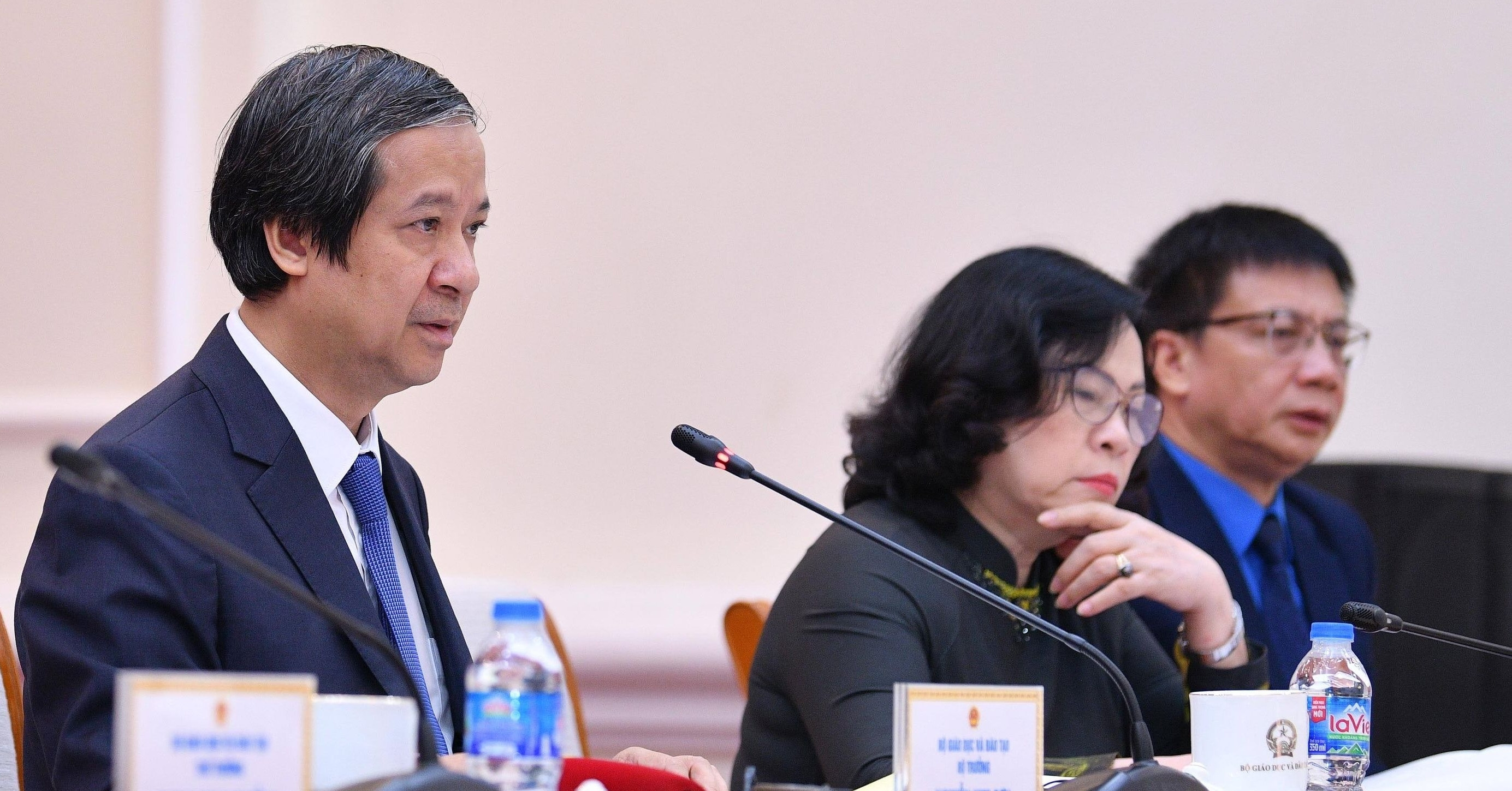 Mức lương làm 'nóng' cuộc đối thoại Bộ trưởng bộ Giáo dục với triệu giáo viên