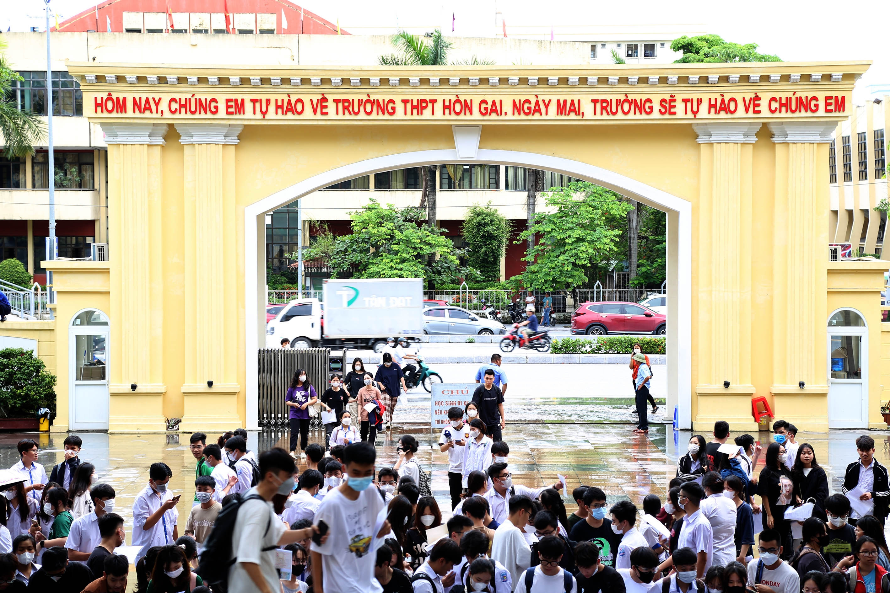 Năm nào cũng đóng tiền rèm cửa, điều hoà: Phụ huynh than trời, Sở GD-ĐT nói gì?