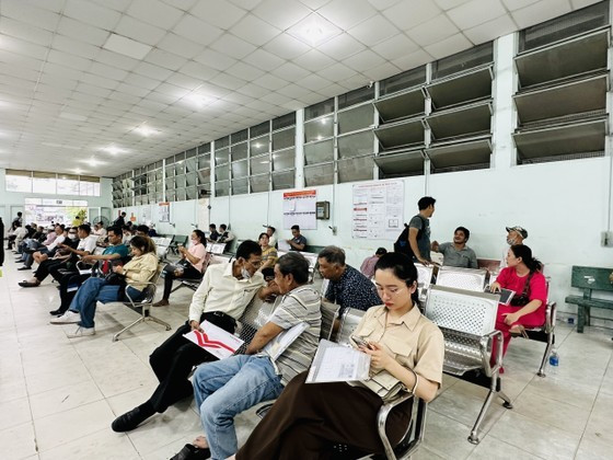 People flock to vehicle registration offices for owner’s name change procedure ảnh 1