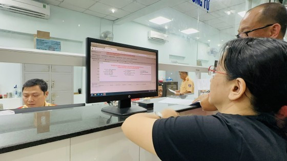 People flock to vehicle registration offices for owner’s name change procedure ảnh 3