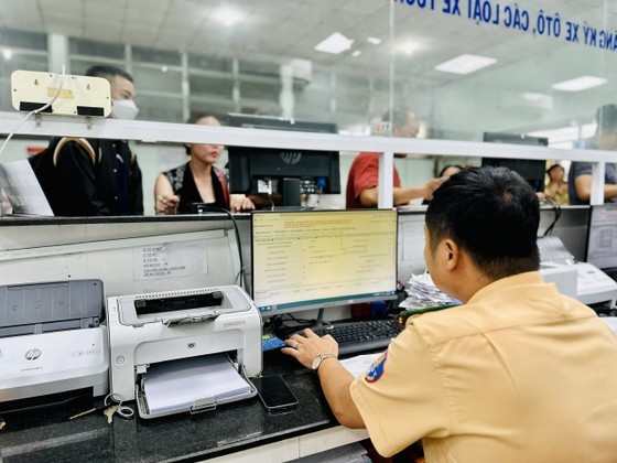 People flock to vehicle registration offices for owner’s name change procedure ảnh 4