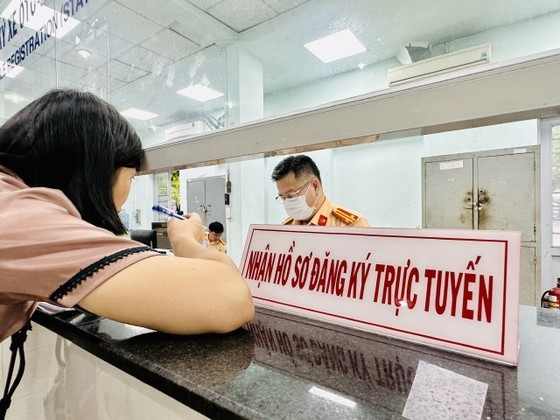 People flock to vehicle registration offices for owner’s name change procedure ảnh 5