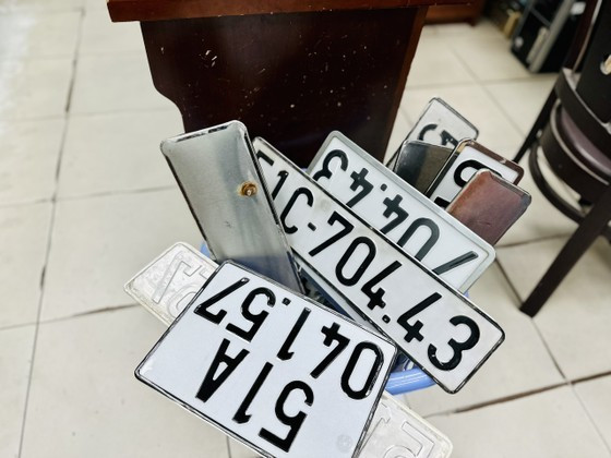 People flock to vehicle registration offices for owner’s name change procedure ảnh 6