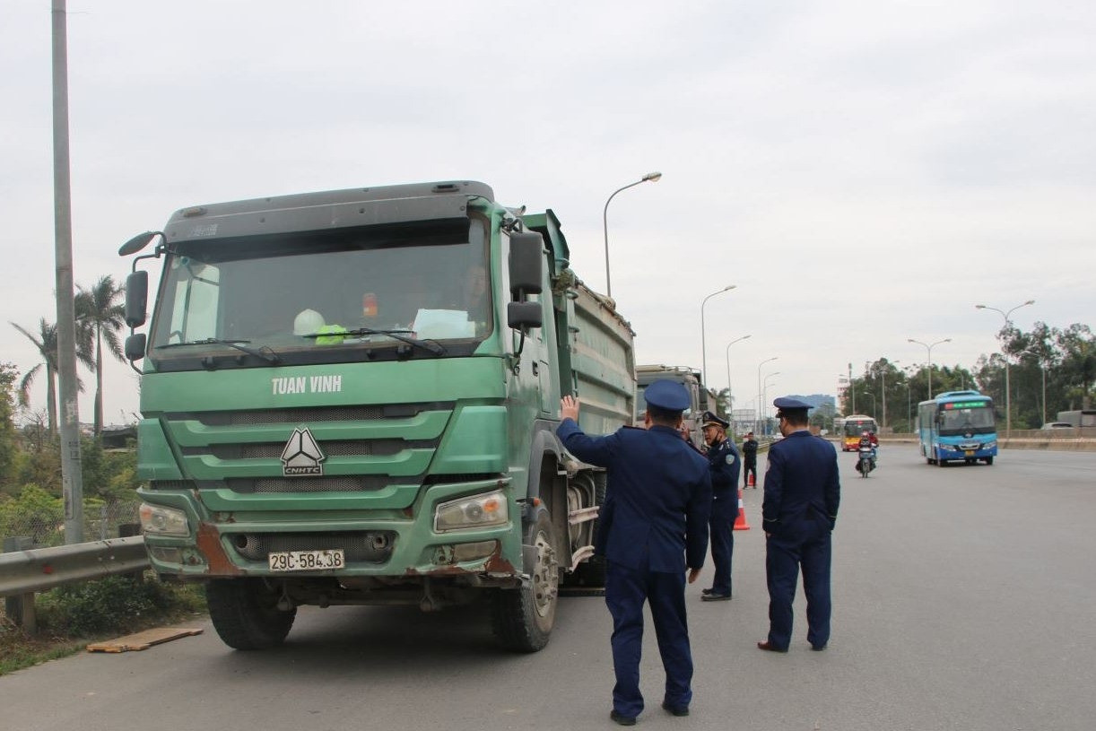 Rút quyền dừng xe của thanh tra giao thông, hết cảnh đi 5km bị ‘vẫy’ tới 2 lần