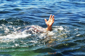 Tắm ở bể bơi, nam sinh 14 tuổi chết đuối