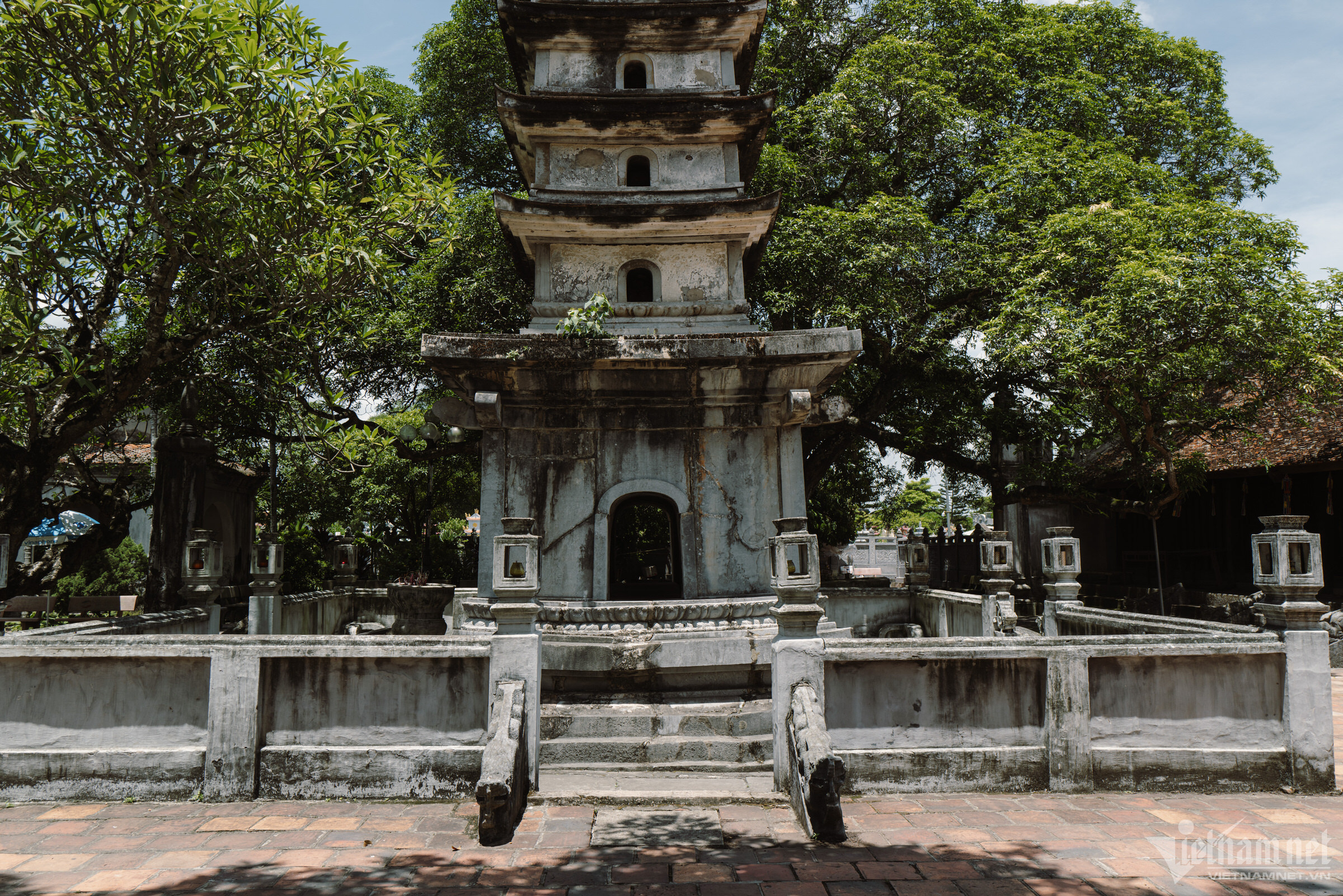 Ngôi chùa tháp 800 năm tuổi xanh mát tuyệt đẹp ngay gần Hà Nội