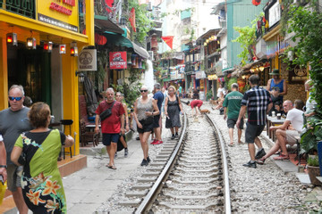 Xử lý nghiêm chủ quán đưa khách 'vượt chốt' vào 'phố cà phê đường tàu' Hà Nội