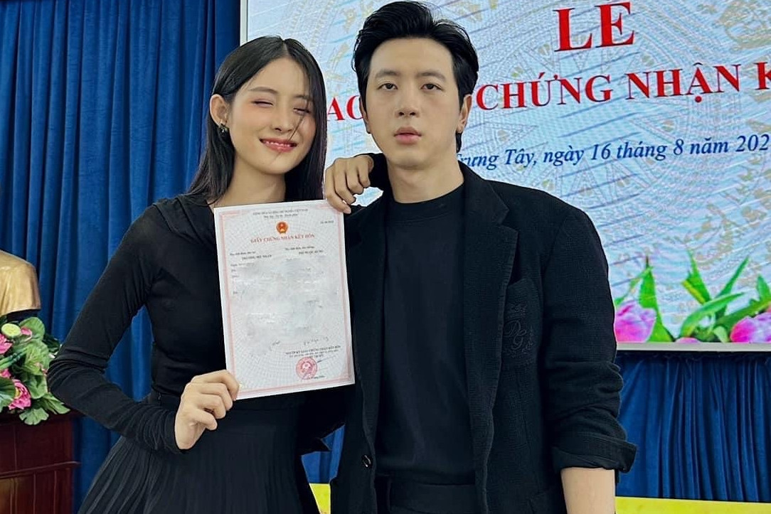 Á hậu chân dài 1,2m Trương Mỹ Nhân đăng ký kết hôn với bạn trai kém tuổi