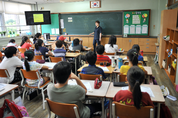 Bị chèn ép, áp lực đến tự tử, giáo viên thành nghề nguy hiểm tại Hàn Quốc