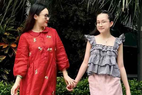 Con gái cao lớn xinh đẹp của BTV Hoài Anh, cháu gái Vũ Linh ẩn ý giữa ồn ào