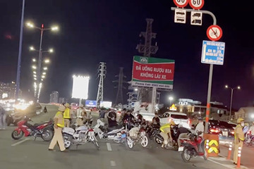 CSGT chặn bắt nhóm ‘quái xế’ trên cầu Sài Gòn