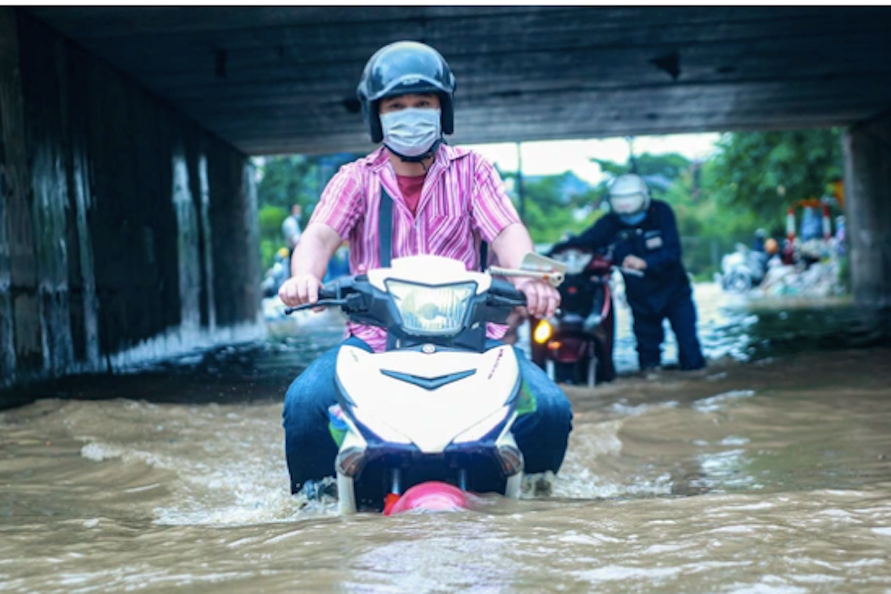 Cử tri Hà Nội phàn nàn đường gom đại lộ Thăng Long cứ mưa là ngập