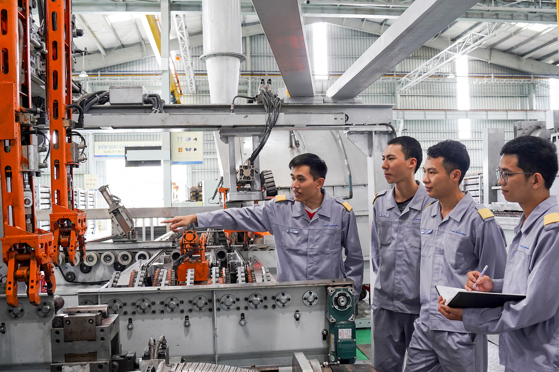 Các-kỹ-sư-bộ-phận-Kỹ-thuật-công-nghệ-trao-đổi-công-việc