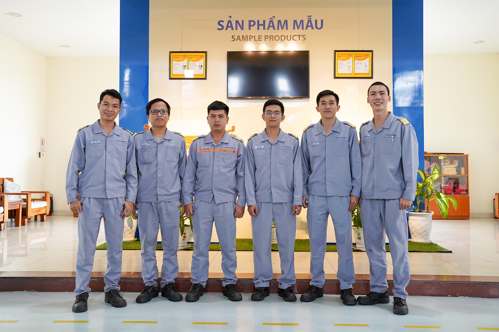 Nhóm-tác-giả-của-đề-tài-_Nghiên-cứu-cải-tiến-hệ-thống-gia-công-tự-động-lá-nhíp-cán-côn”