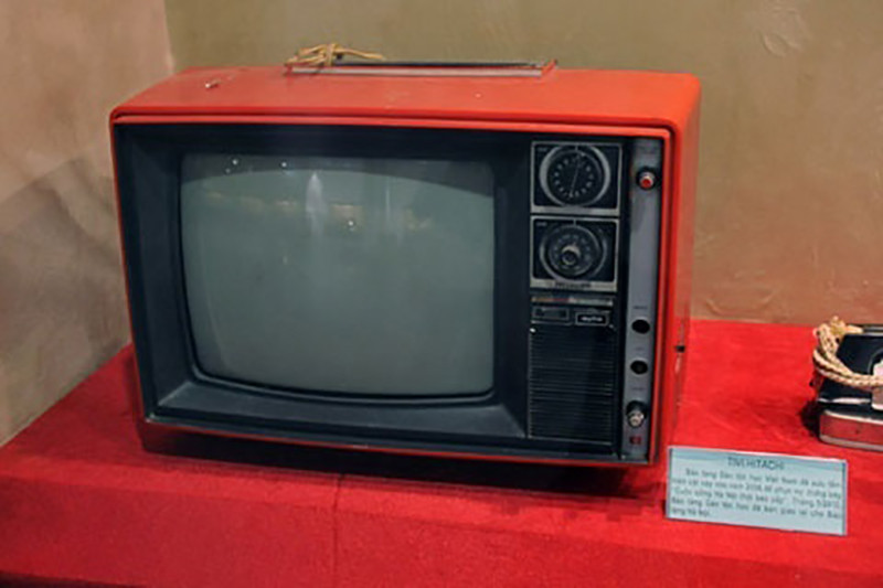 Hình nền Nền Tivi Cổ điển Màu Hồng Với Một Chiếc Ghế Bên Cạnh Nền Mô Hình  3d Của Ghế Và Tv đồ Nội Thất Gia đình Trên Nền Màu đô Họa