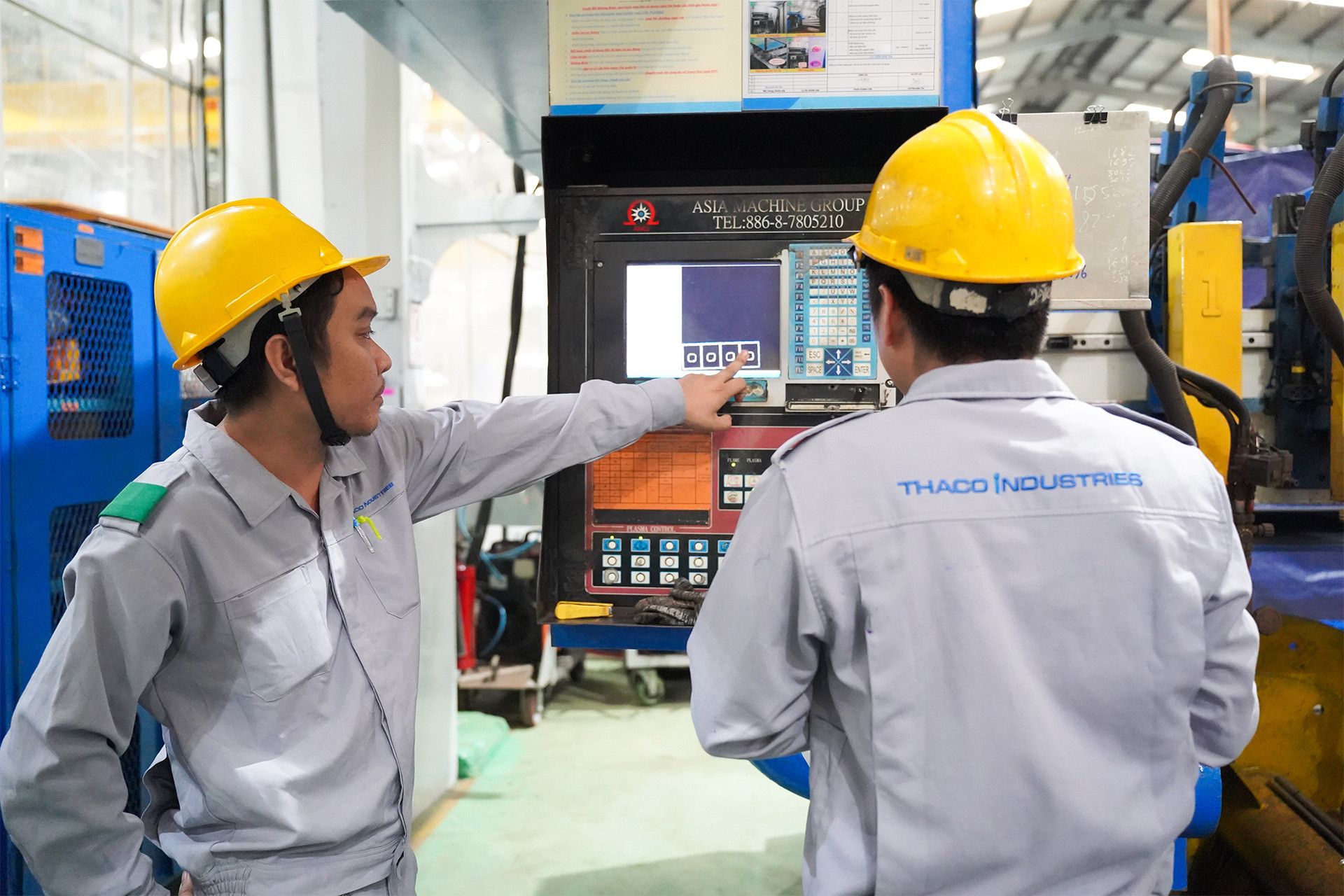 Anh Huỳnh Như Tuấn - Tổ trưởng tổ cắt Oxy gas CNC hướng dẫn nhân sự làm việc