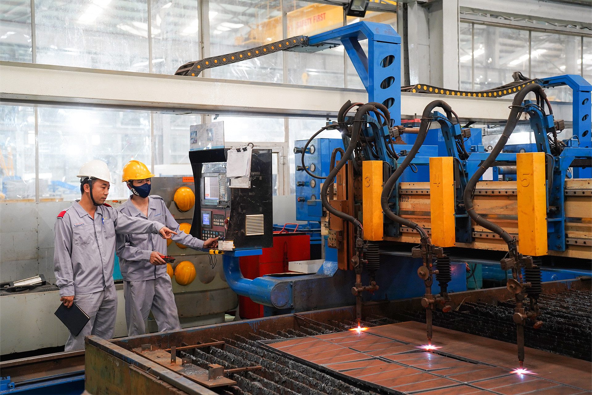 Anh Phan Thành Tâm - Quản đốc Xưởng cắt nhiệt hướng dẫn nhân sự làm việc