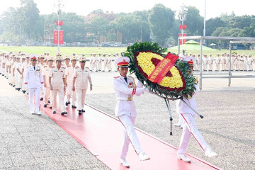 Đoàn đại biểu Đại hội thành lập Hội cựu Công an nhân dân vào Lăng viếng Bác