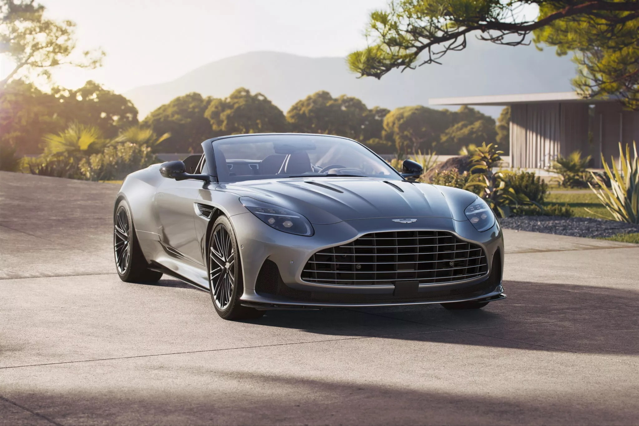 Aston Martin DB12 mui trần ra mắt, dễ lọt ‘mắt xanh’ ông Đặng Lê Nguyên Vũ