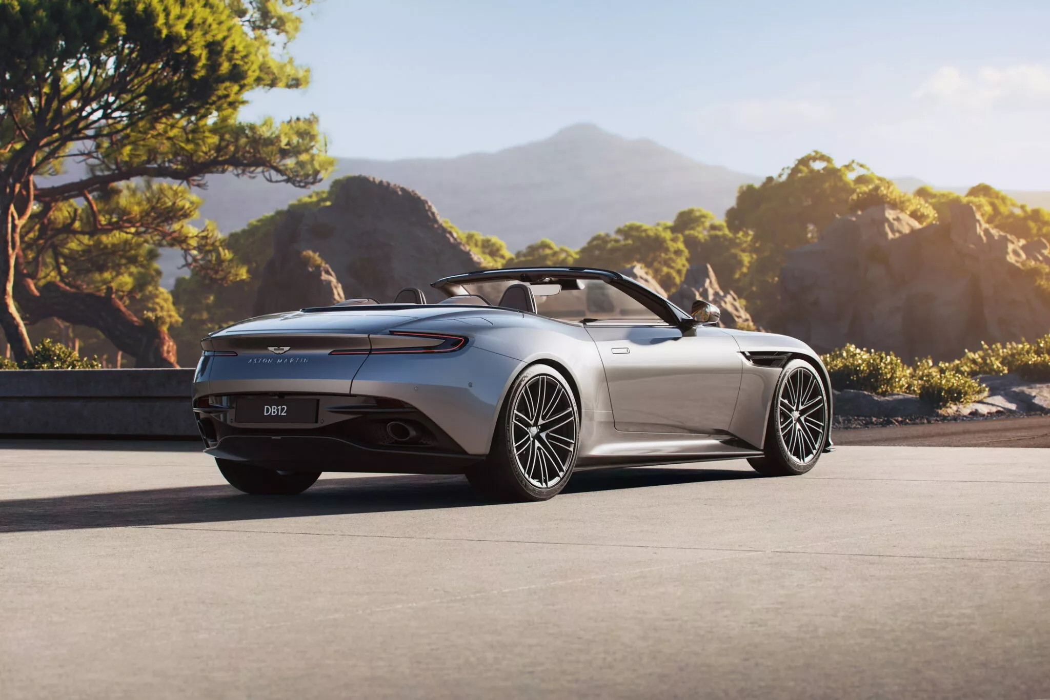 Aston Martin DB12 mui trần ra mắt, dễ lọt ‘mắt xanh’ ông Đặng Lê Nguyên Vũ