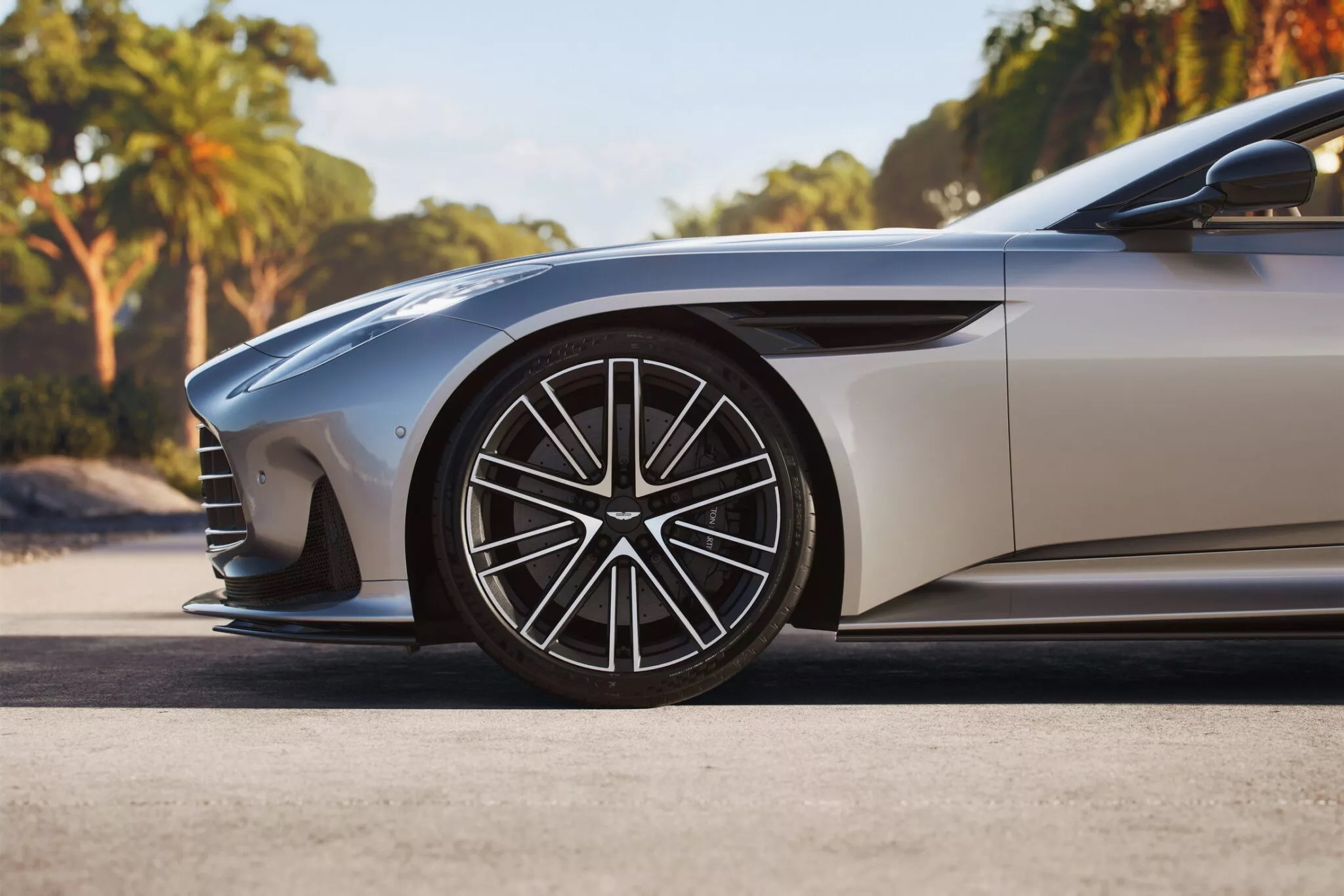 Aston Martin DB12 mui trần ra mắt, dễ lọt ‘mắt xanh’ ông Đặng Lê Nguyên Vũ