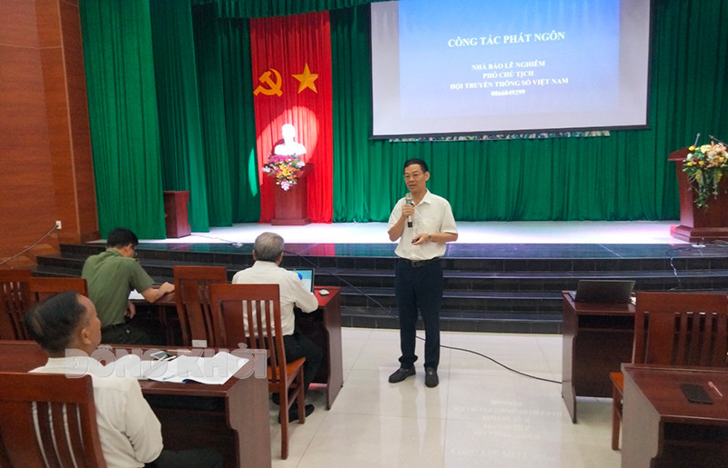 Nhà báo Lê Nghiêm trình bày nội dung tập huấn.